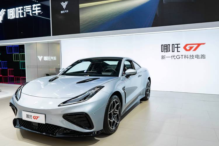 深圳268哪吒汽车在智能汽车领域的表现，领途汽车在新能源汽车市场中的影响力